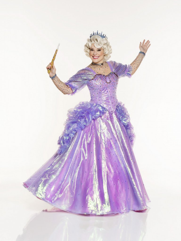 Helga Nemetik caracterizada como a Fada Madrinha do musial Cinderella