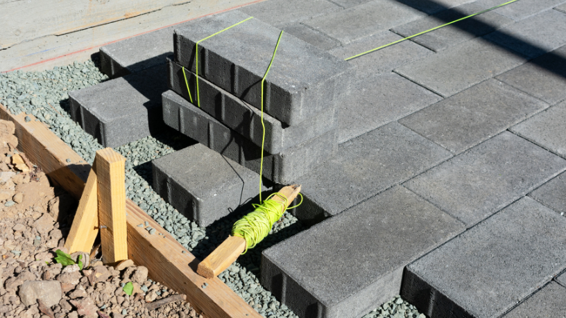 Análise de Valderci Malagosini Machado sobre as melhores técnicas para prevenir fissuras em pavers instalados em locais com variações térmicas extremas.