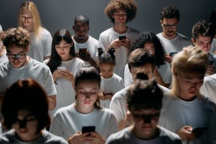 Redução do uso de redes sociais em 2026: por que os brasileiros estão redefinindo seus hábitos digitais