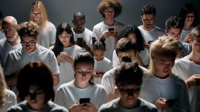 Redução do uso de redes sociais em 2026: por que os brasileiros estão redefinindo seus hábitos digitais