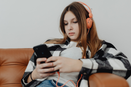 Reino Unido discute proibir redes sociais para menores de 16 anos e reacende debate global sobre segurança digital
