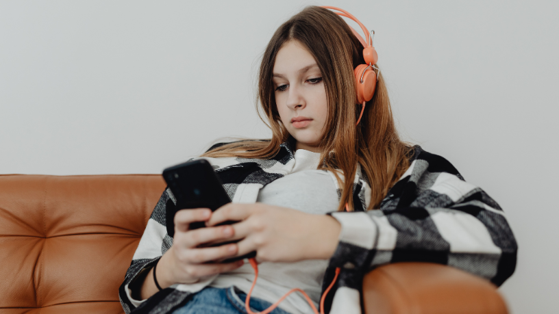 Reino Unido discute proibir redes sociais para menores de 16 anos e reacende debate global sobre segurança digital
