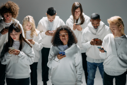 Redes Sociais e Algoritmos: Como Plataformas Digitais Reconfiguram o Debate Público