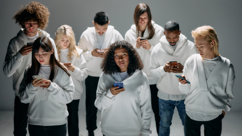 Redes Sociais e Algoritmos: Como Plataformas Digitais Reconfiguram o Debate Público