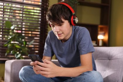 UE pressiona Meta sobre uso de redes sociais por menores de 13 anos: o que está em jogo para Facebook e Instagram