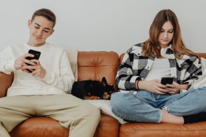 Adolescentes e redes sociais: o que muda depois da proibição e quais caminhos para o futuro digital