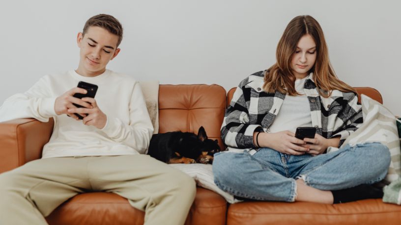 Adolescentes e redes sociais: o que muda depois da proibição e quais caminhos para o futuro digital
