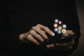 IA nas redes sociais em 2026: por que a identificação de conteúdo gerado por inteligência artificial virou prioridade para plataformas e criadores