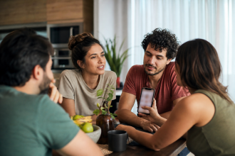 Pessoa usando um celular para organizar um encontro entre amigos em um aplicativo de rede social, sem textos ou elementos legíveis na tela